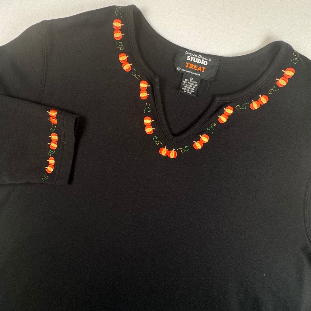 Designers Originals Studio Top Women 1X Black Embroidered Pumpkin/Granniecore
